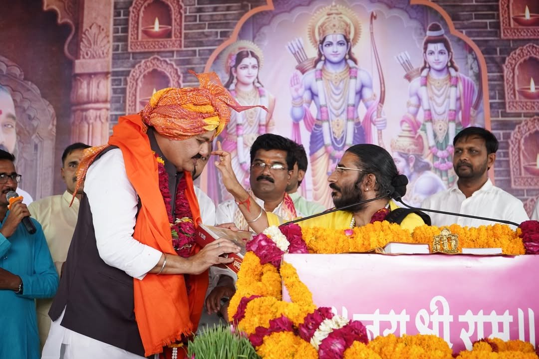 आज मध्य प्रदेशातील खंडवा जिल्ह्यातील किल्लोद (पाटाखाली) येथील श्री हरिहर चैतन्य सेवाधाम, चैतन्य नगर येथे आयोजित “श्रीराम कथा”, “श्री हरिहर महायज्ञ