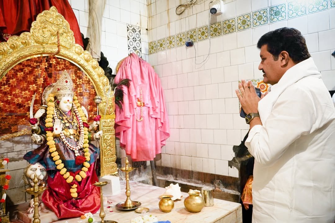 पोहरादेवी येथे माता जगदंबा देवी व पूज्य रामराम बापू यांचे दर्शन घेऊन त्यांचे आशीर्वाद घेतले.