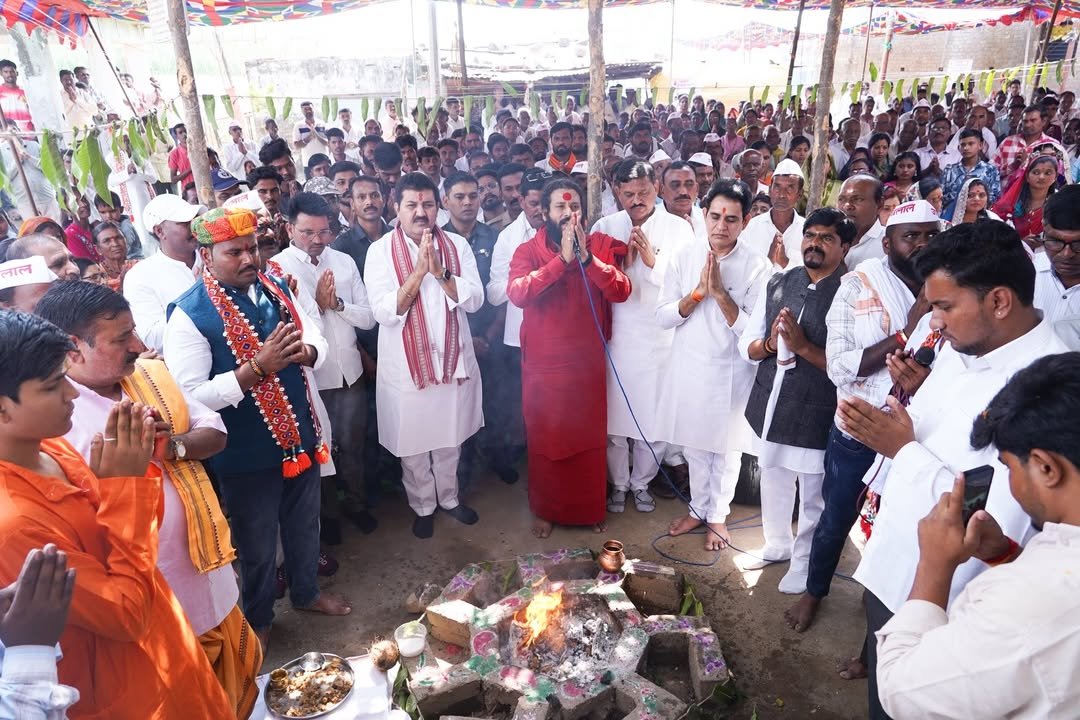 आज मोवाडा, तालुका घाटंजी येथे जगदंबा माता व संत सेवालाल महाराज यांच्या पादुका व पगडी लोकार्पण सोहळ्यास उपस्थित